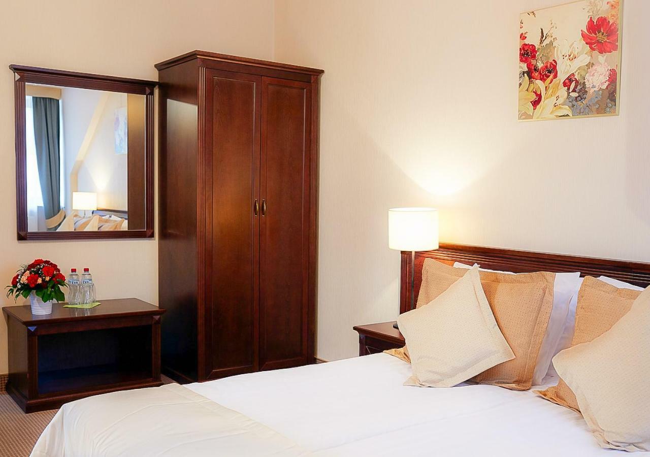 Hotel Nowodwory Цехановец Экстерьер фото